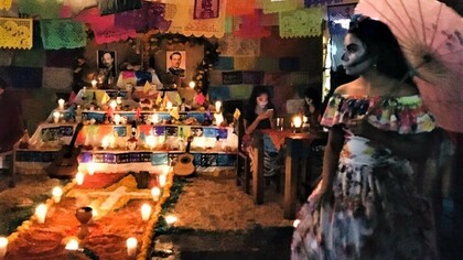Las celebraciones del Día de los Muertos en México el 31 de octubre y el 1 de noviembre incluyen un altar u ofrenda para familiares, amigos y también para artistas y cantantes famosos que ya no están con nosotros