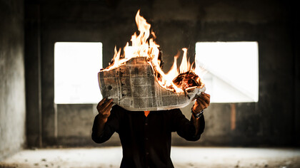 Quema de un periódico. La ultraderecha ha entendido que las fragilidades y las vulnerabilidades pueden ser explotadas y  se puede polarizar aún más a la sociedad