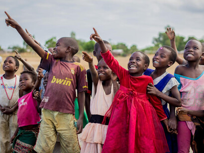 Niños observan con entusiasmo el vuelo de un dron en el sitio de prueba en Malawi. Imagen: Chisiza/Unicef