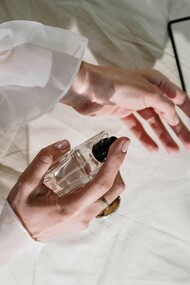 A história do perfume é a história da tentativa humana de domesticar o invisível. De moldar o ar que nos cerca para construir identidades, fronteiras, hierarquias. Desde os bálsamos sagrados que ungiam os corpos dos faraós — anunciando o intocável — até os frascos meticulosamente projetados das grandes maisons, o perfume se constituiu como signo de poder, como barreira simbólica e como arma. O aroma sempre foi mais do que adorno: foi distinção, dispositivo de classe, discurso político