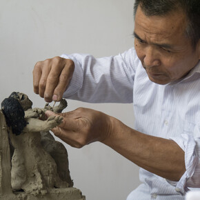 Hu Zhijun sculpting in his studio, Beijing,
China, 2015.
Photo by Sang Luo, courtesy Cai Studio