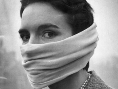 La modelo Julie Harrison en pleno episodio de la Gran Niebla de Londres