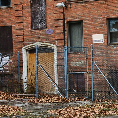 Alcuni percorsi si interrompono bruscamente, come se qualcosa di luminoso si spegnesse all’improvviso