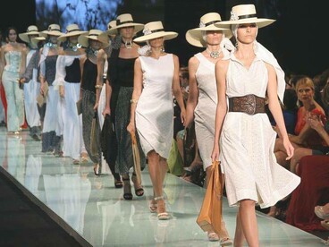 Modelle che sfilano in passerella con i modelli di Claudia Bertolero durante la settimana della moda di Miami, 2019, US