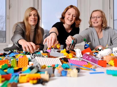 Tres mujeres participan en una sesión de Lego Serious Play