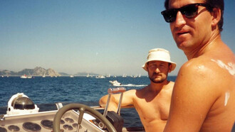 El presidente de la Xunta de Galicia, Alberto Núñez Feijóo, con el conocido contrabandista Marcial Dorado en una foto de mediados de los años noventa