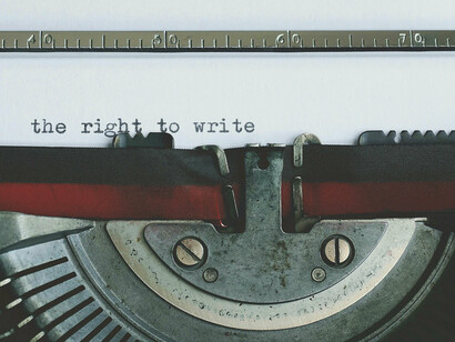 Machine à écrire avec papier avec écriture le droit d'écrire 
