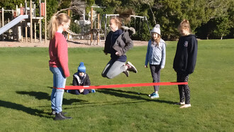 El elástico noble de dos niñas que juegan a saltar sus infancias