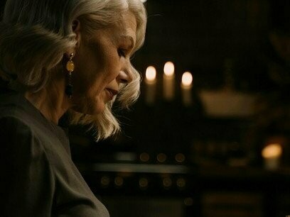 Idosa solitária. Infelizmente, junto com o envelhecimento populacional, cresce também a negligência. São comuns os relatos de idosos deixados em casas de repouso sem visitas frequentes, vivendo em lares sem apoio, ou ainda internados em hospitais por tempo prolongado simplesmente por falta de quem cuide deles. Há também os que vivem com familiares, mas enfrentam formas sutis — e nem por isso menos danosas — de abandono: a indiferença, o silêncio, a exclusão

