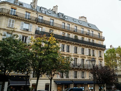Entre fachadas clássicas e ruas vivas, Paris ainda ecoa a essência da Belle Époque: um tempo que acreditava no progresso e, assim como nós hoje, diante da revolução, mas agora digital