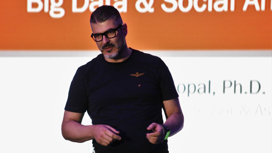 One of many conferences: holding a lecture titled 'Big Data & Social Analytics' (2017)