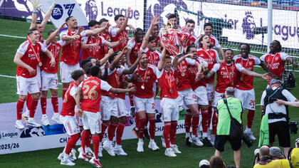 Arsenal soulève le trophée de la Premier League, 2026