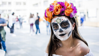 Una mujer maquillada como la Catrina, icónica figura del Día de los Muertos, México