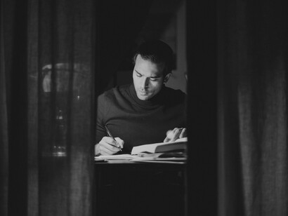 Un autor trabajando en su obra. La poesía de Oñate es un canto a la juventud, la valentía y la autenticidad