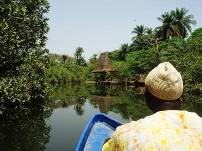 El agua es uno de los elementos característicos de Gambia: atravesado por el río homónimo, más del 10% del país está cubierto por agua