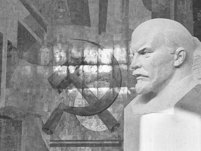 La hoz y el martillo, símbolo por excelencia del comunismo internacional, junto a un busto de Lenin