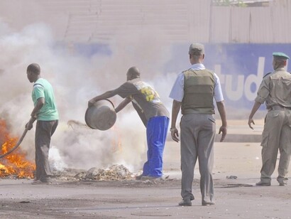 Polícia moçambicana e manifestantes em Maputo, capital de Moçambique (Out/2023)
