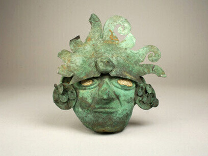 El teatro y sus máscaras mantuvieron una constante: la metodología interpretativa de los textos escritos, ordenados en dramaturgias, diálogos y representaciones escénicas, dando origen al género dramático.  Moche (Loma Negra); Ornament; Metal-Ornaments, 390-450, Metropolitan Museum of Art, Nueva York, EE.UU.