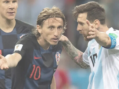 Luka Modrić y Leo Messi durante la semifinal Croacia-Argentina de la Copa Mundial de Fútbol 2022