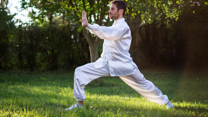 Qi Gong. Le terme Chi (Qi) signifie air, prana, énergie, ou encore respiration, le mot Kung (Gong) renvoie au travail, à la maîtrise, au temps et à la notion d’accomplissement