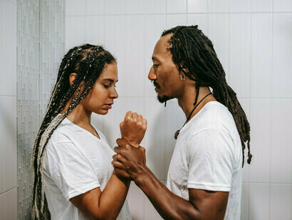 Victime de la violence. En même temps, l'agresseur crée un abîme autour de vous et de vos amis communs