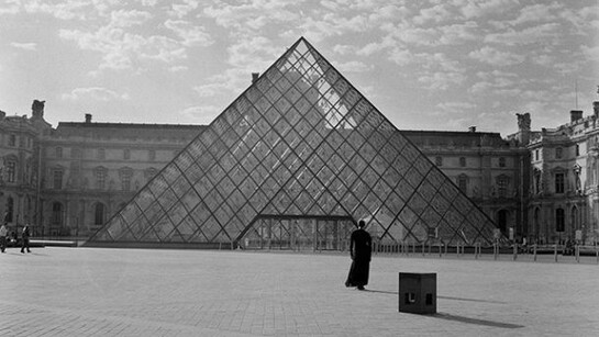 Carrie Mae Weems, The Louvre (from "The Museum Series"), 2006–present, Digital chromogenic print, 72 × 60 inches. Courtesy the artist and Jack Shainman Gallery, New York