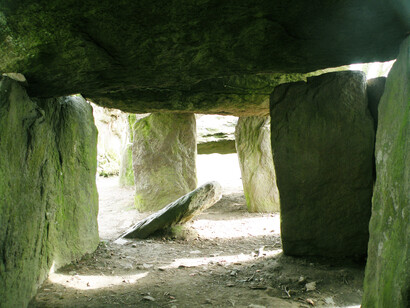 Vue intérieure de la Roche-aux-Fées, commune d'Essé, Ille-et-Vilaine, Bretagne, 21 mars 2010. Foto par François Goglins