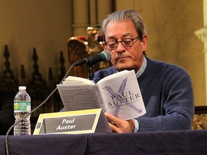 Paul Auster era uno scrittore e regista americano, noto per i suoi romanzi che esplorano temi di identità e destino, ha raggiunto la fama con la "Trilogia di New York"