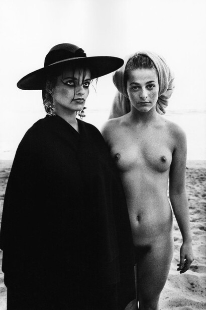 Anton Corbijn, Nina Hagen und Ari Up, Malibu, 1980. Courtesy of Kunstforum Wien
