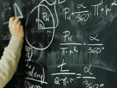 Rechercher des causes et des origines revient à nier la dialectique des processus, ce qui souligne que notre compréhension du monde devrait embrasser les intersections et les relations dynamiques