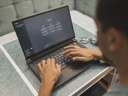 Inteligencia Artificial: puede analizar grandes cantidades de datos médicos, como imágenes de resonancias magnéticas y tomografías computarizadas, para identificar patrones que los médicos podrían pasar por alto