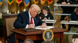 Il Presidente Donald Trump firma un ordine esecutivo per smantellare il Dipartimento dell'Educazione. 
Istruzione, giovedì 20 marzo 2025, nella Sala Est della Casa Bianca. Foto ufficiale della Casa Bianca di Joyce N. Boghosian