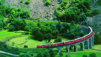 Il Bernina Express: in due ore di viaggio si può ammirare tutto quello che la natura ci ha regalato