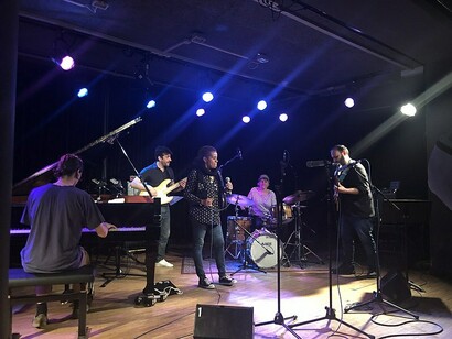 Nel corso di una jam session un musicista propone un riff, una frase musicale con una propria identità espressiva