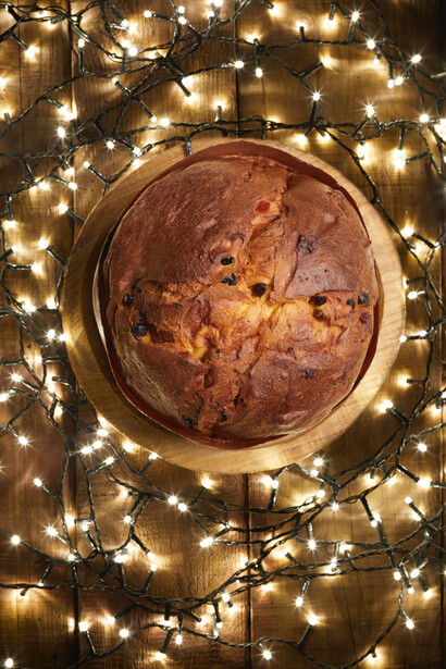 Un panettone Filippi accompagnato da lucine di Natale