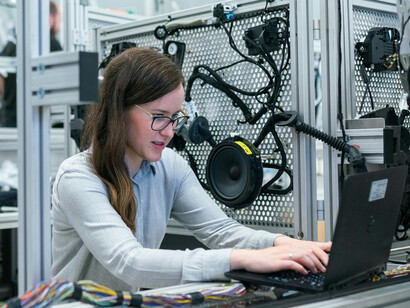 Estudos mostram que a indústria 4.0 pode aumentar a capacidade produtiva do Brasil em 22%, destacando a importância de adoção dessas tecnologias no país