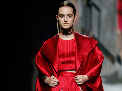 Modelo presentando la colección Primavera/ Verano 2016 en la última Mercedes-Benz Fashion Week Madrid