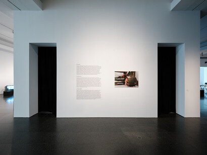 Coco Fusco, He aprendido a nadar en seco, vista de exhibición. Cortesía del Museu d’Art Contemporani de Barcelona