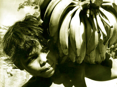 Niño cargando plátanos,
Leo Matiz