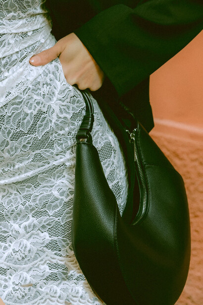 A essência do zeitgeist é capturada na moda, que traduz as aspirações e valores de uma sociedade em constante evolução