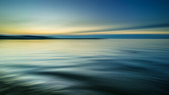 Paisaje marino en la hora dorada