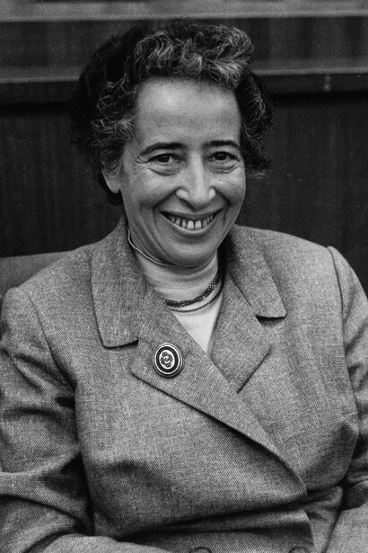 Hannah Arendt ha indagato la natura del male nei regimi totalitari, sostenendo che può manifestarsi nella forma ordinaria e impersonale dell’obbedienza cieca
