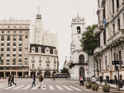 Paso peatonal en el centro de la ciudad de Buenos Aires, Argentina