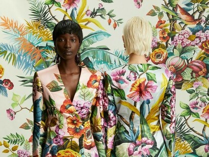 Simone Guidarelli Tailleur in raso di seta e walldesign eco pattern Exotic Jungle, photocredits: Cosimo Buccolieri