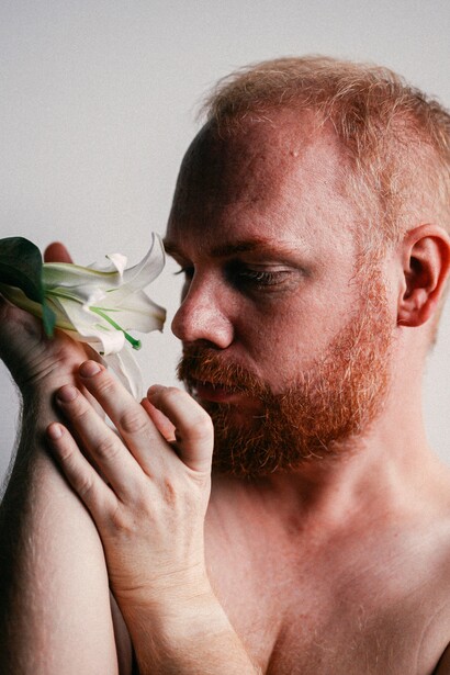 L’arte, la musica e la poesia hanno spesso celebrato la sensualità come una forza vitale capace di ispirare emozioni profonde