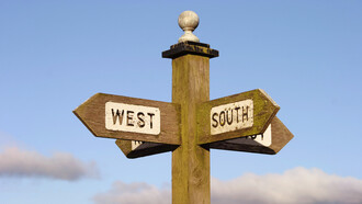 Poste de madera que indica las direcciones cardinales. Aumentar las tasas de interés es como consumir demasiado acetaminofeno, más conocido como paracetamol: provoca efectos indeseables