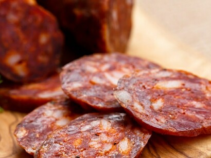 El queso se suele acompañar de chorizo, ese producto tan típico de España que se elabora a base de carne de cerdo adobada con pimentón