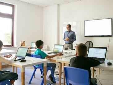 Les écrans dominent l'espace de la salle de classe moderne