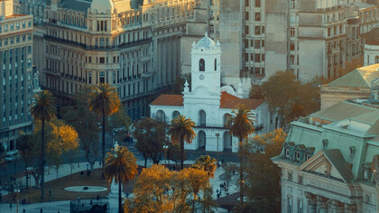 Centro histórico de Buenos Aires, Argentina, onde se vê a antiga sede da prefeitura no edíficio de cor branca 