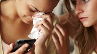 Una chica consuela a su amiga mientras esta llora